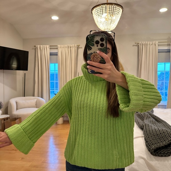 Chunky turtleneck shaker pullover in pear. From revolve. Brand 525 america 💚 XS - Picture 2 of 6